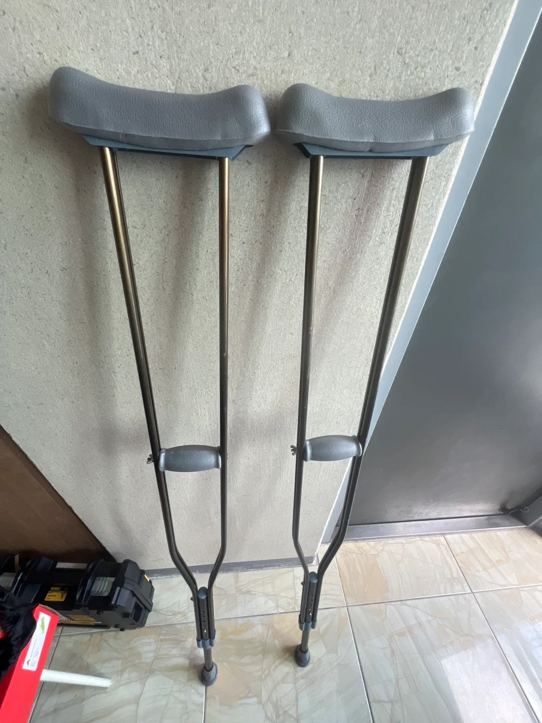 중고 목발 한 쌍