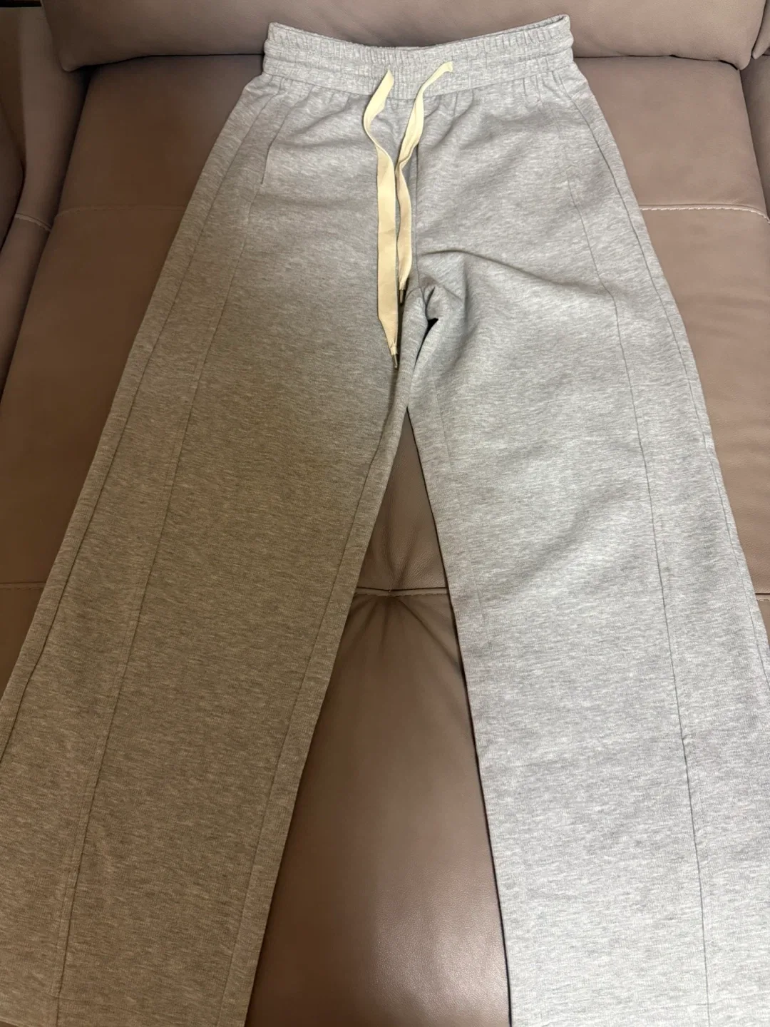 [XL] 회색 와이드 트레이닝 바지 – 편안한 핏, 저렴하게 드려요