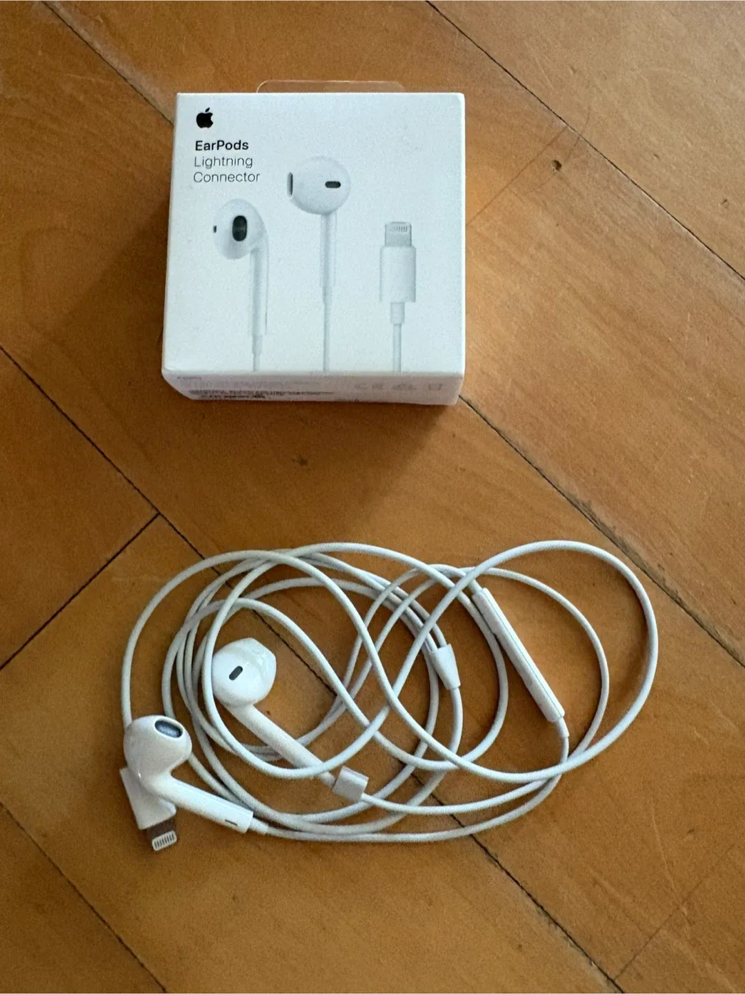 애플 EarPods 라이트닝 중고 판매합니다.