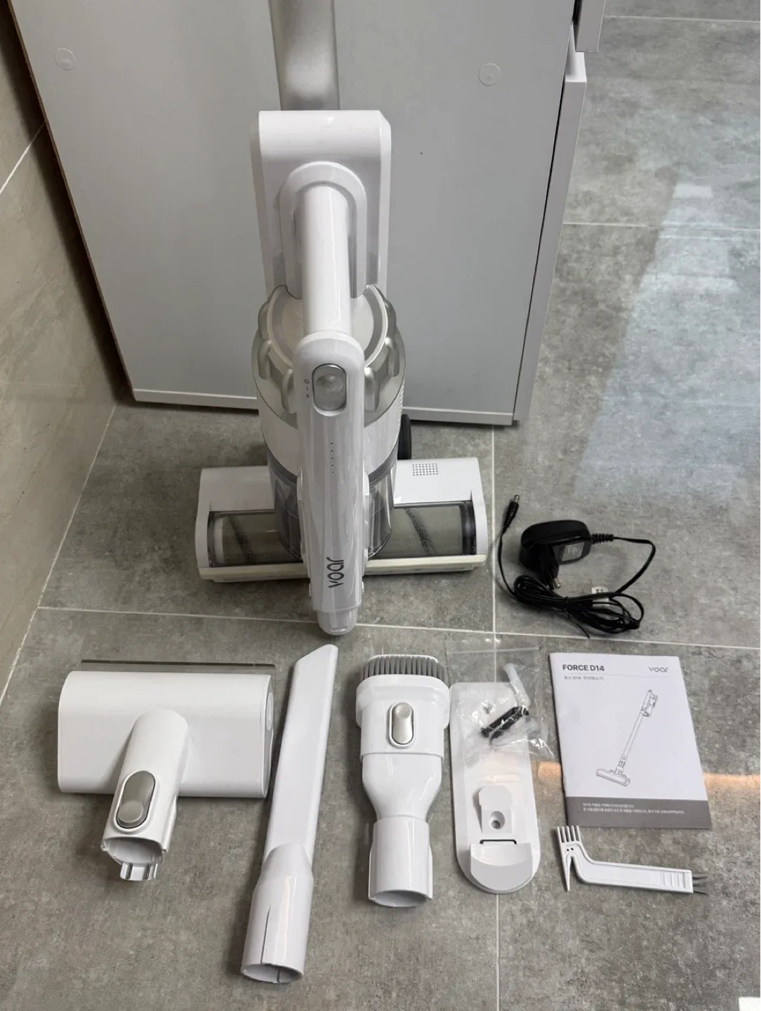 보아르 포스 D14 무선 청소기 + 침구 브러쉬 판매합니다. (중고)