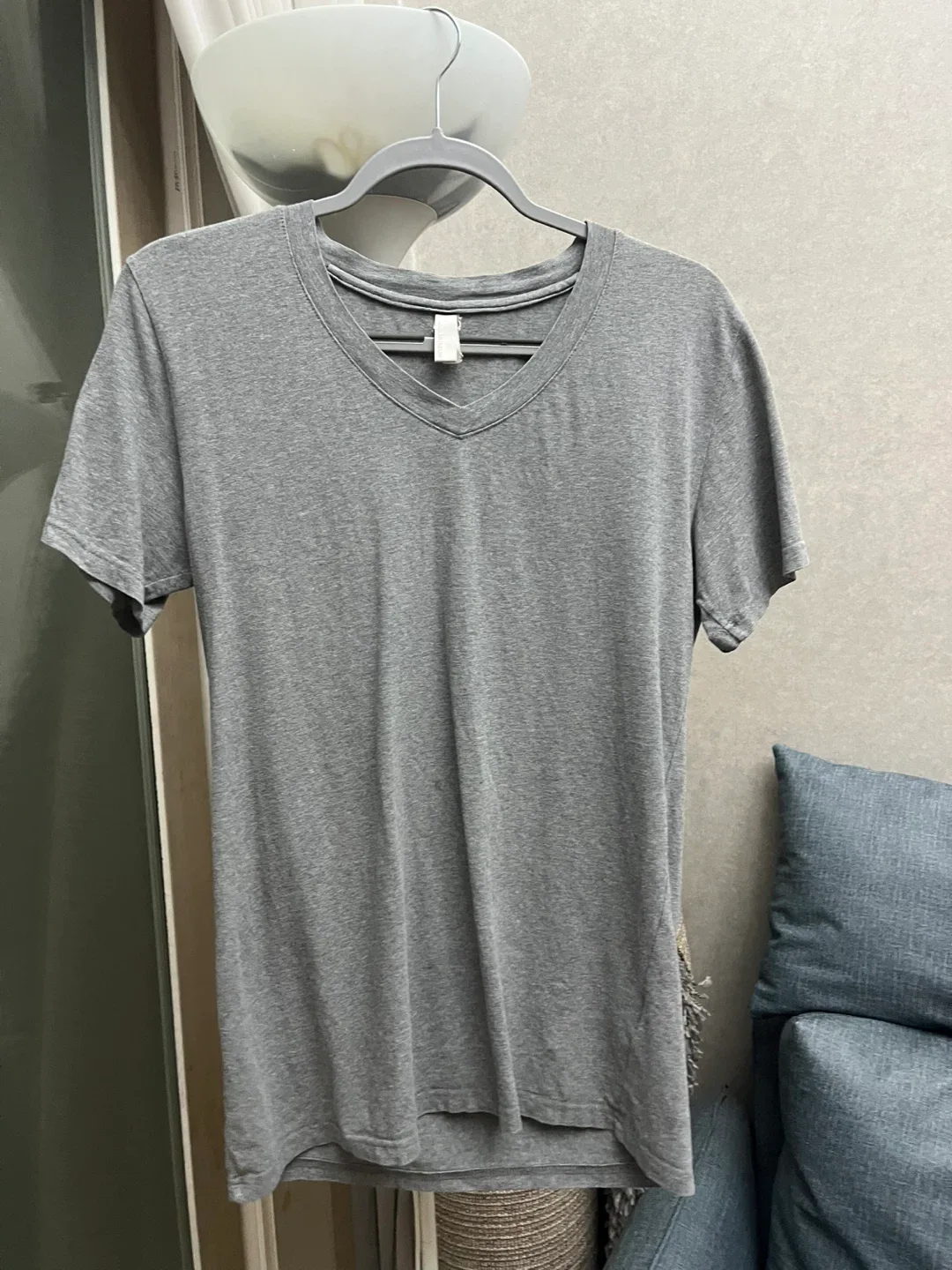 [중고] 회색 브이넥 티셔츠(남자 m사이즈)