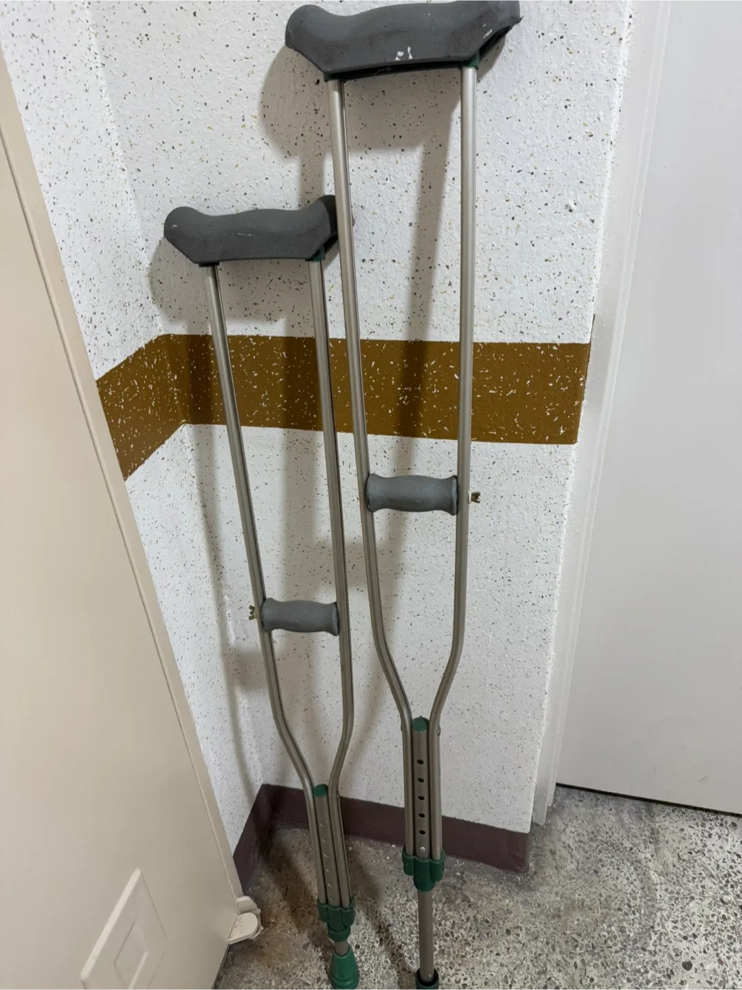 중고 목발 한 쌍