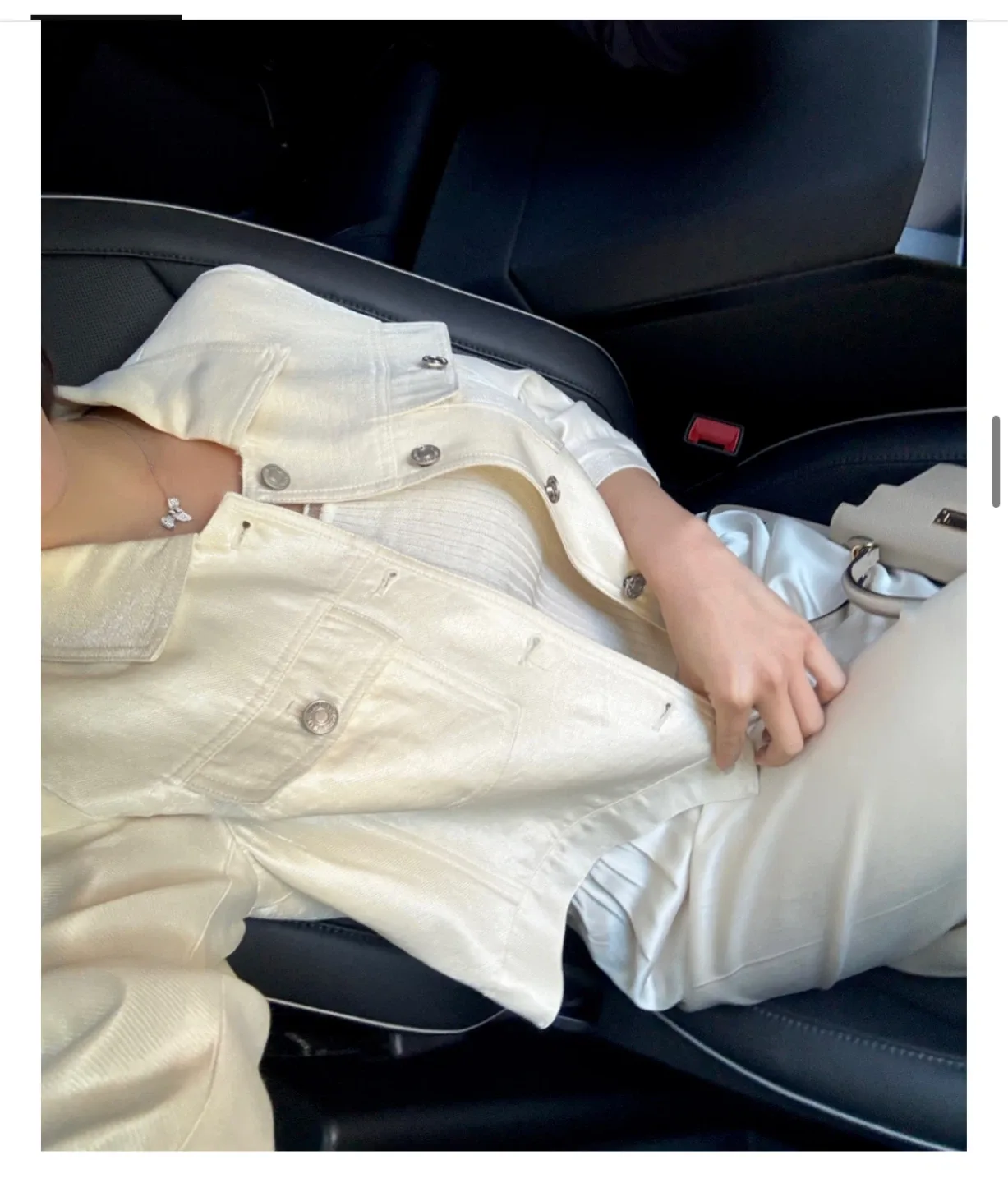 수입의류 글로시 자켓 팝니다🤎(새상품,판매가 108,000)