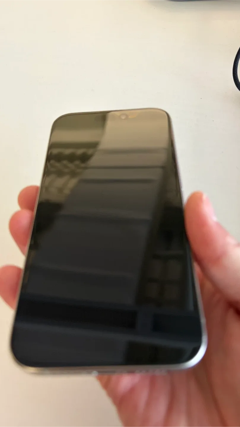 아이폰 15 프로 내추럴 티타늄 256gb] 카메라 무음 버전 깨끗한 중고 판매해요.