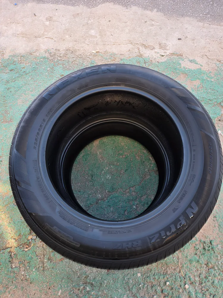 넥센 타이어 225/50R18 2짝 중고 12만원에 팝니다