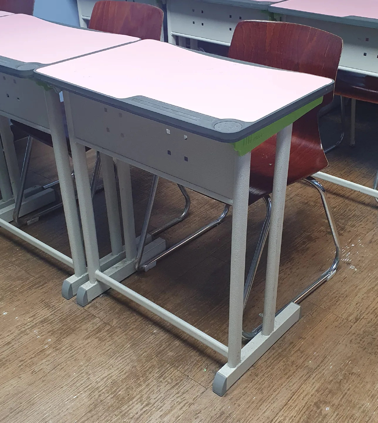 중고학원책상 연수용책상 수강용책상 세미나테이블 학교책걸상 학생책상 칠판 교회탁자 교회의자 교탁 강연대 사회대 교탁