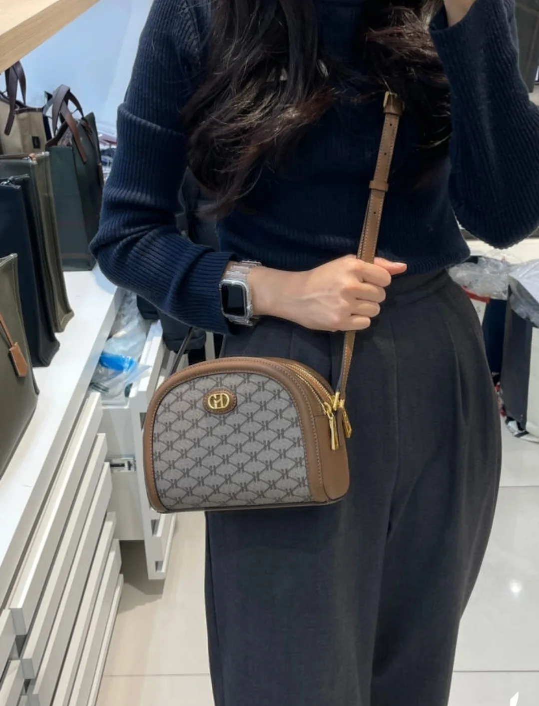 (중고)헤지스 하프문 크로스백