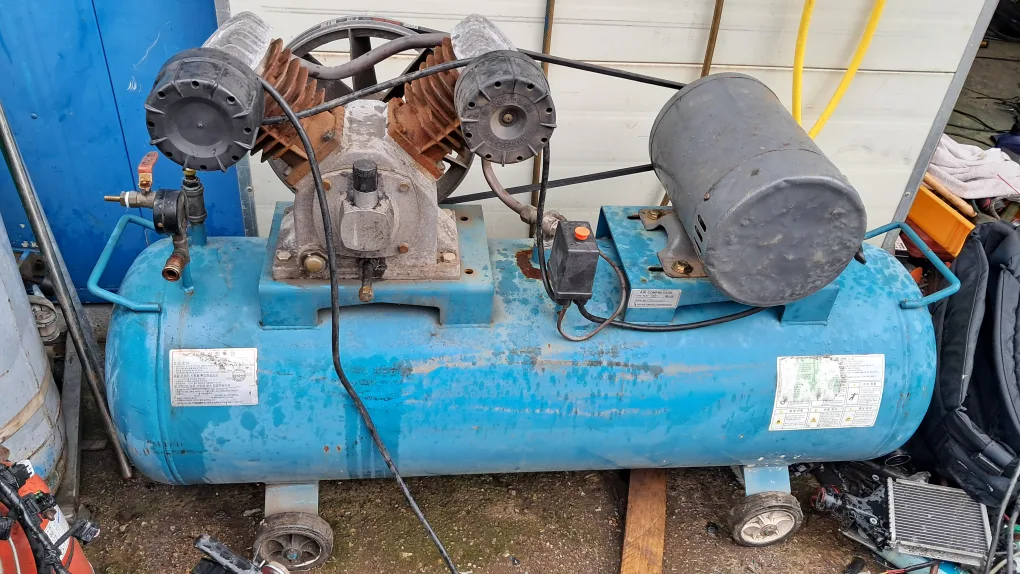 중고 에어 콤프레서 3마력 단상220v 약 150 리터 세월의 흔적은 많습니다. 금방 고장날 것은 없습니다