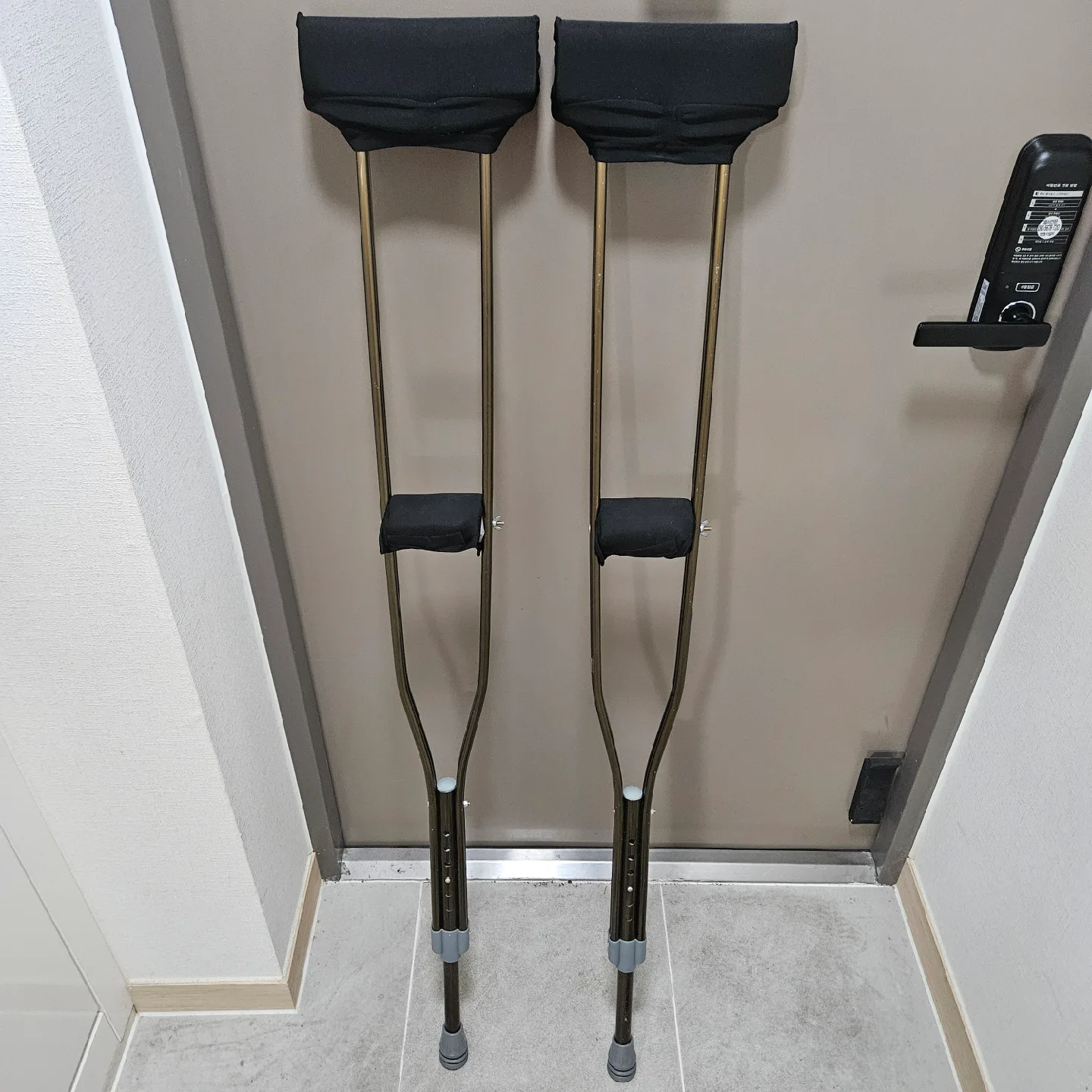 중고 목발 한 쌍