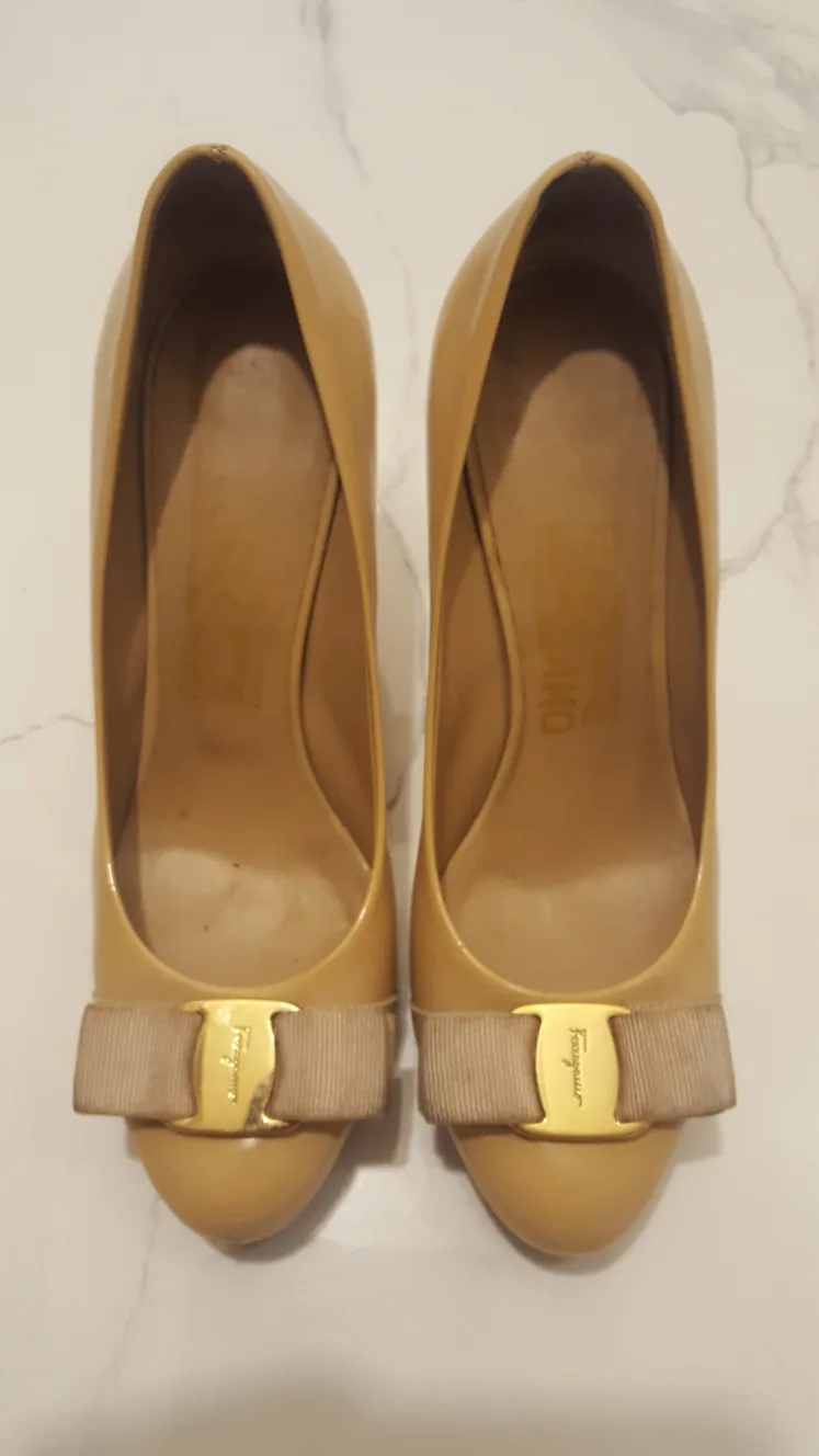 [중고] 정품 페라가모 베이지 펌프스