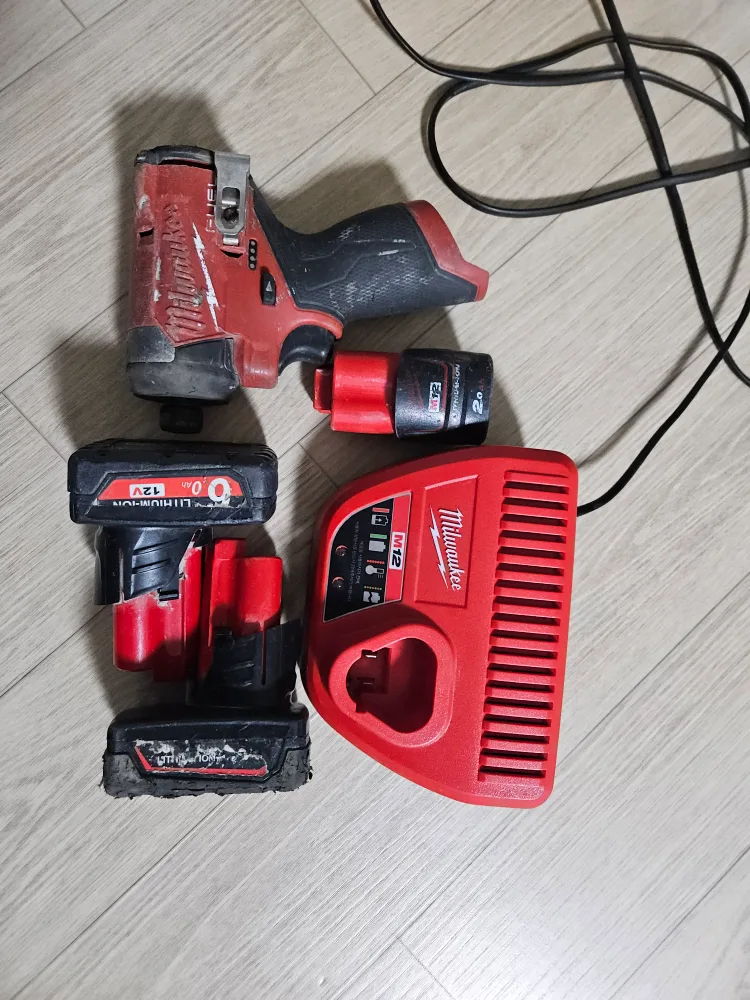 임팩드릴 .  밀워키  m12 중고