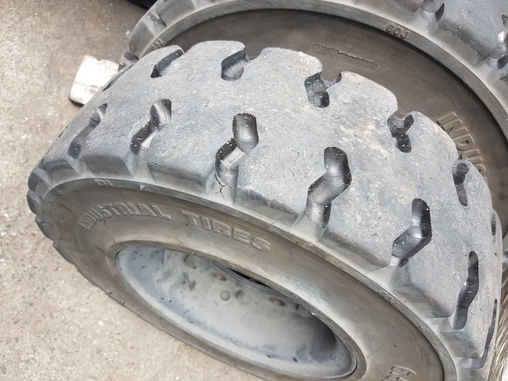 지게차용 중고 통타이어 6개팝니다.