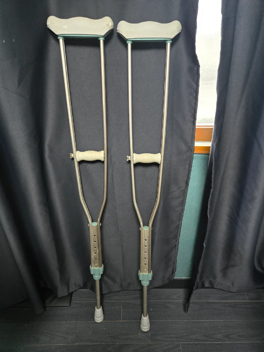 중고 높이조절 목발 한 쌍