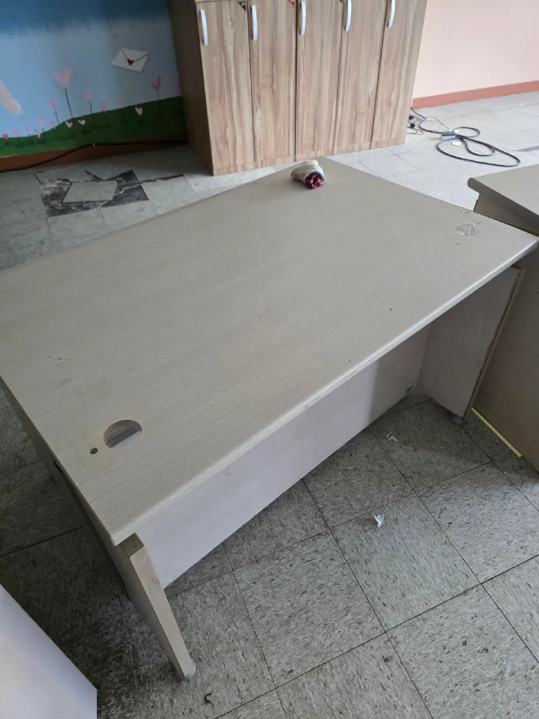 베이지색 중고 책상