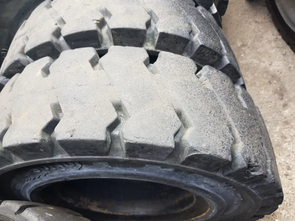 지게차용 중고 통타이어 4개팝니다.
