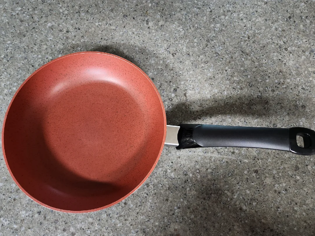 주황색 중고 프라이팬