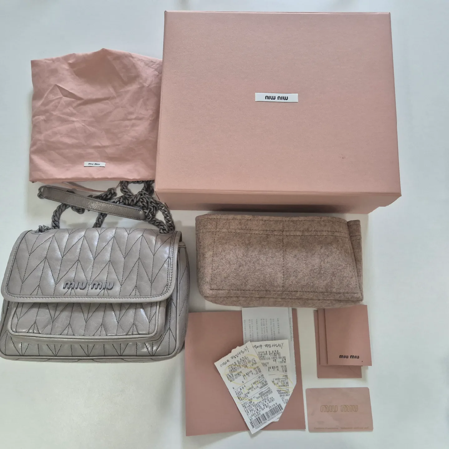 (정품)미우미우 샤이니 레더 마테라쎄 숄더백 그레이