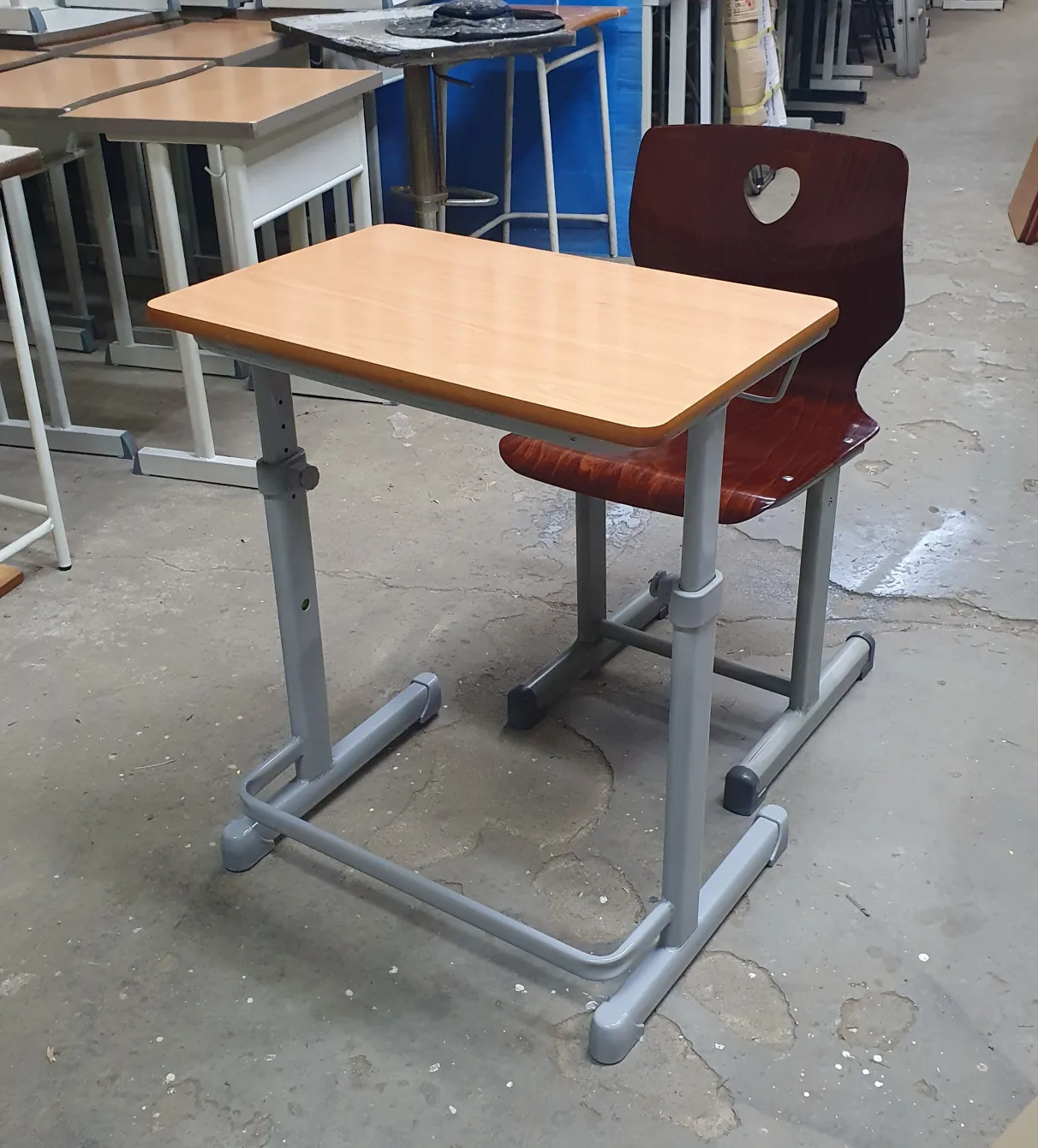 중고학원책상 연수용책상 수강용책상 세미나테이블 학교책걸상 학생책상 칠판 교회탁자 교회의자 교탁 강연대 사회대