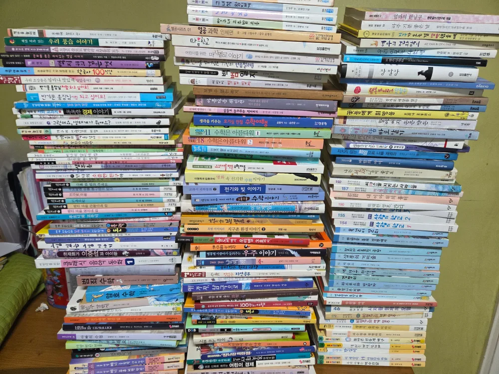 다양한 종류 중고 책 모음
