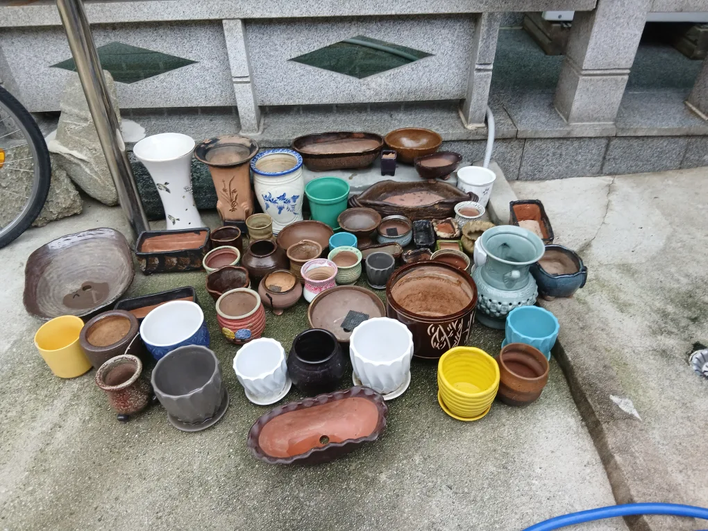 다양한 종류의 중고 화분 모음