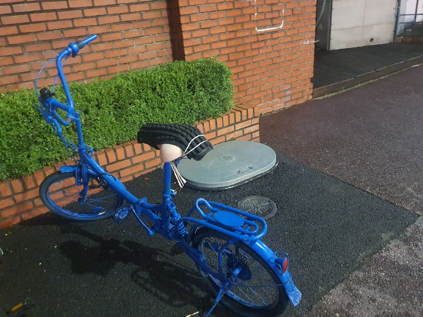 파란색 중고 자전거