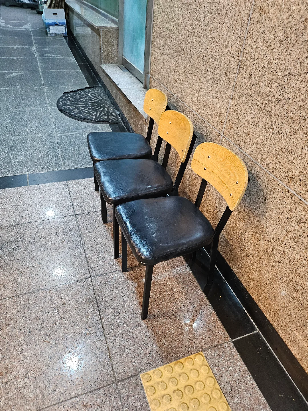 중고 나무 의자