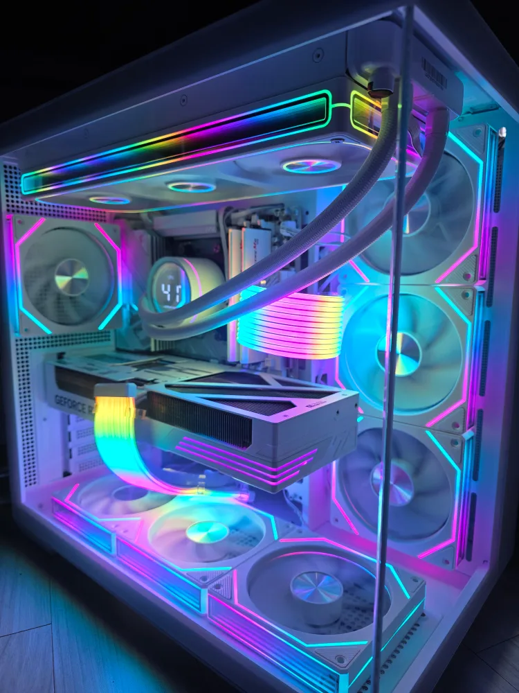 라이젠 7 9800X3D RTX5070TI 화이트 고사양 본체 팔아요.