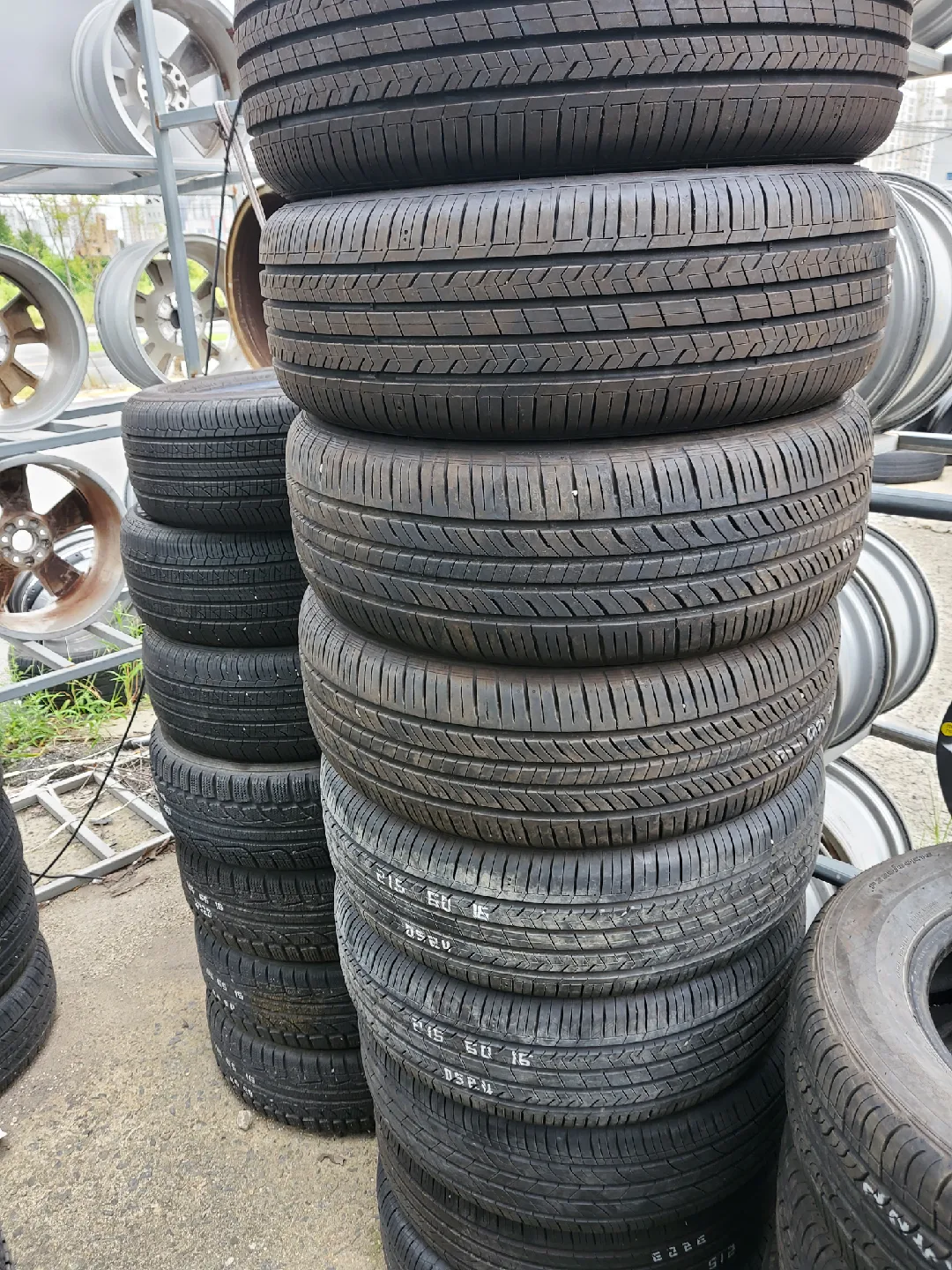 중고타이어 215/60R16 팔아요.