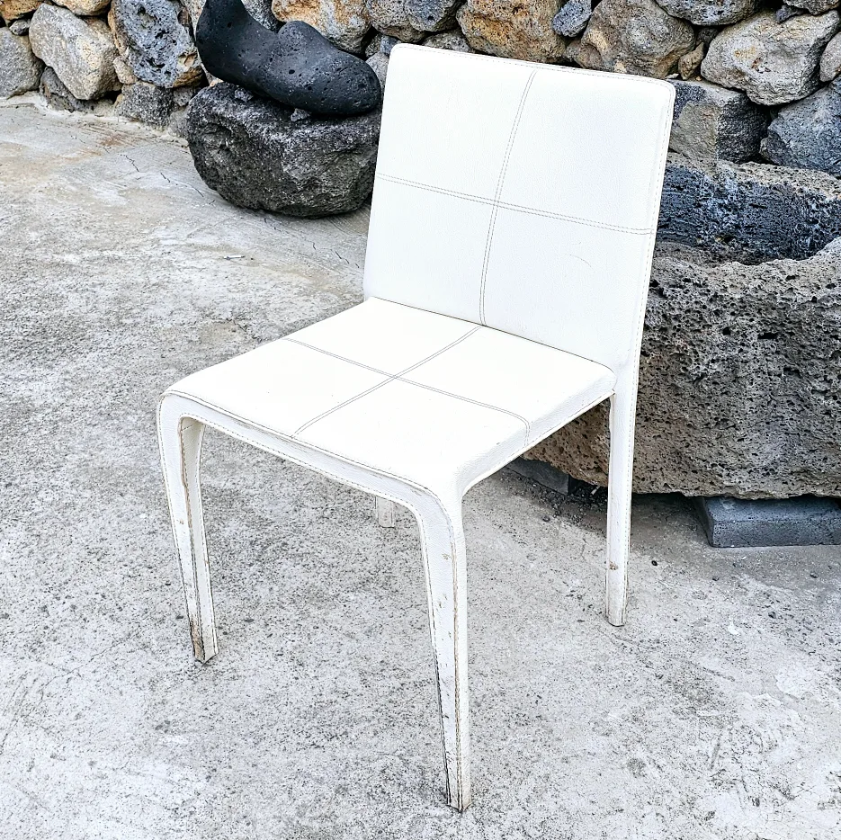 KAM 스퀘어 가죽의자 (화이트) (39개 남음)