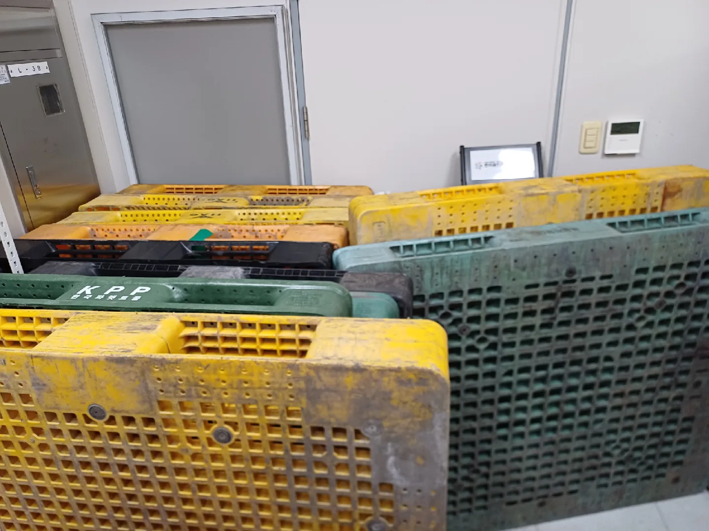 지게차 파레트 12개 일괄 나눔합니다.