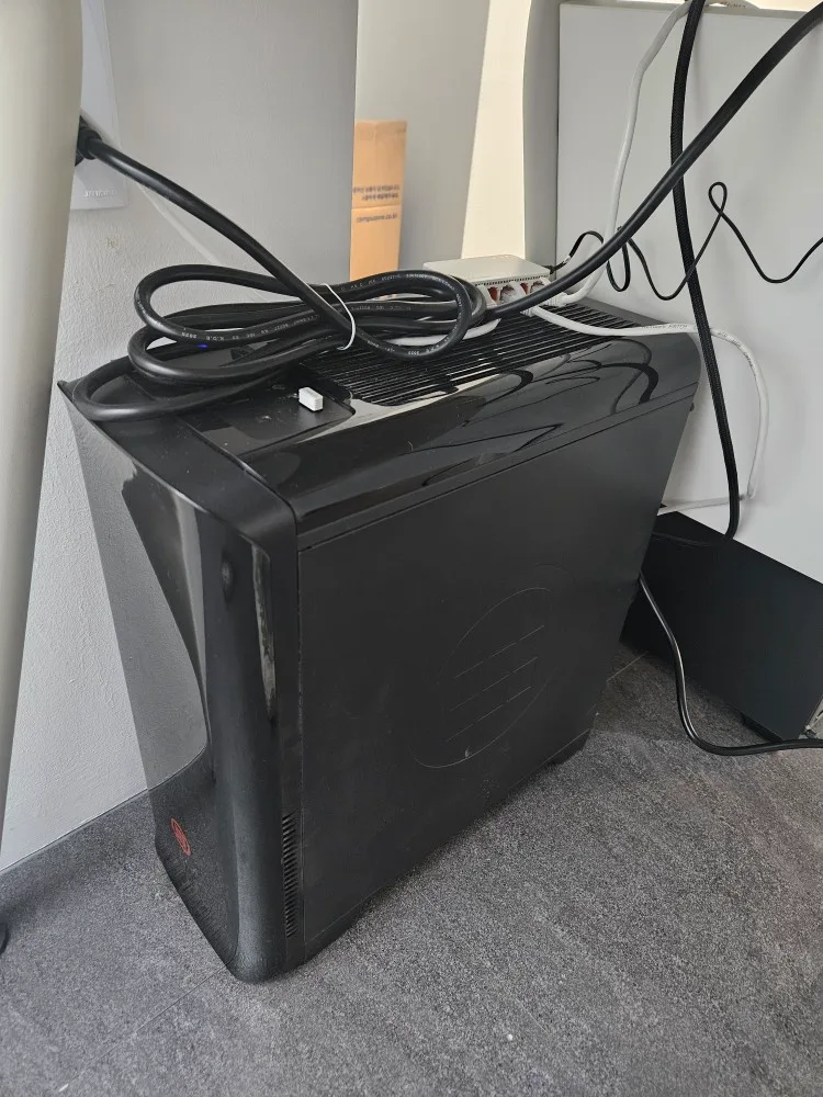 중고 컴퓨터 본체 팝니다. cpu i7-7700, 그래픽카드 지포스 1060 본체 팝니다.