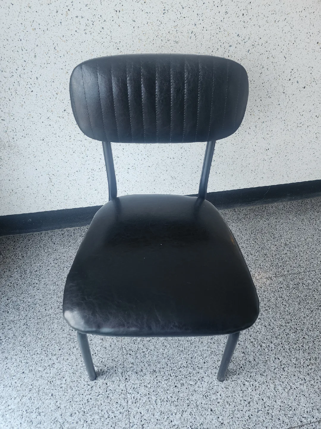 등받이 있는 편한 철재의자