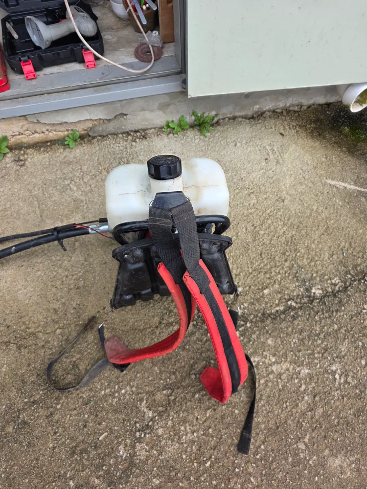 중고 예초기 (풀 깎는 기계)