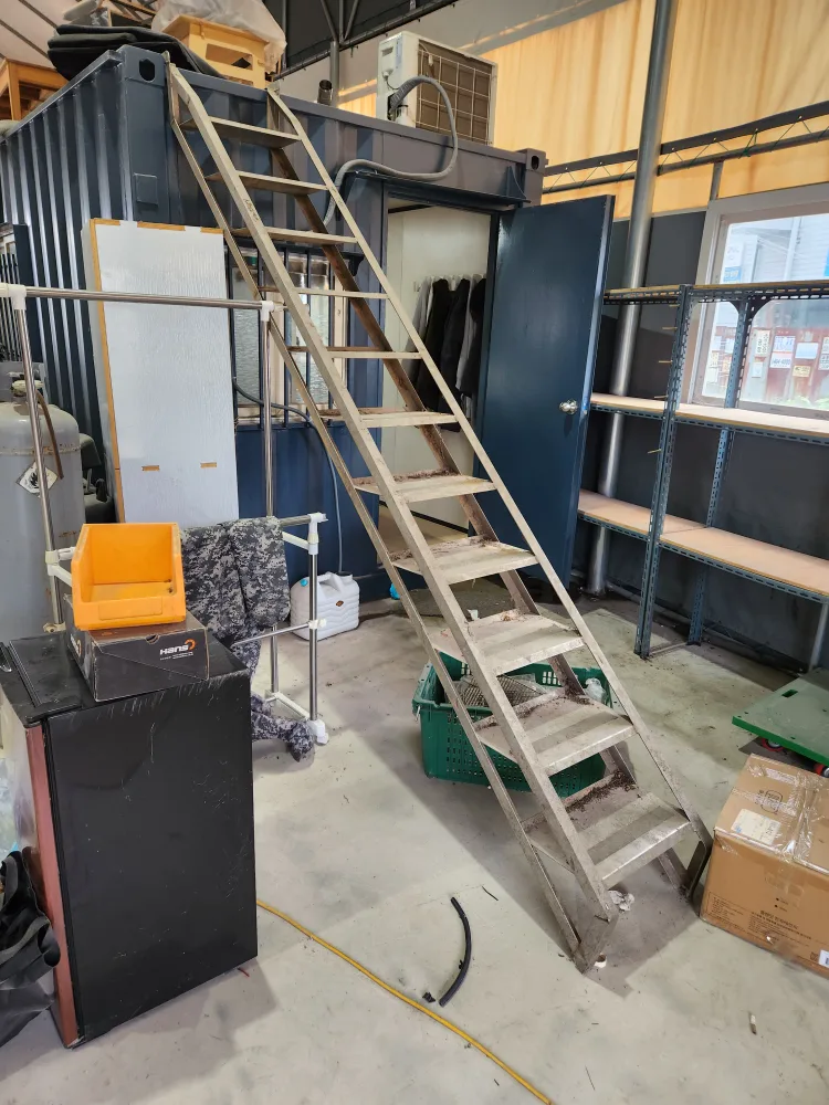 중고 절체 스텐 사다리. 콘테이너 사다리
