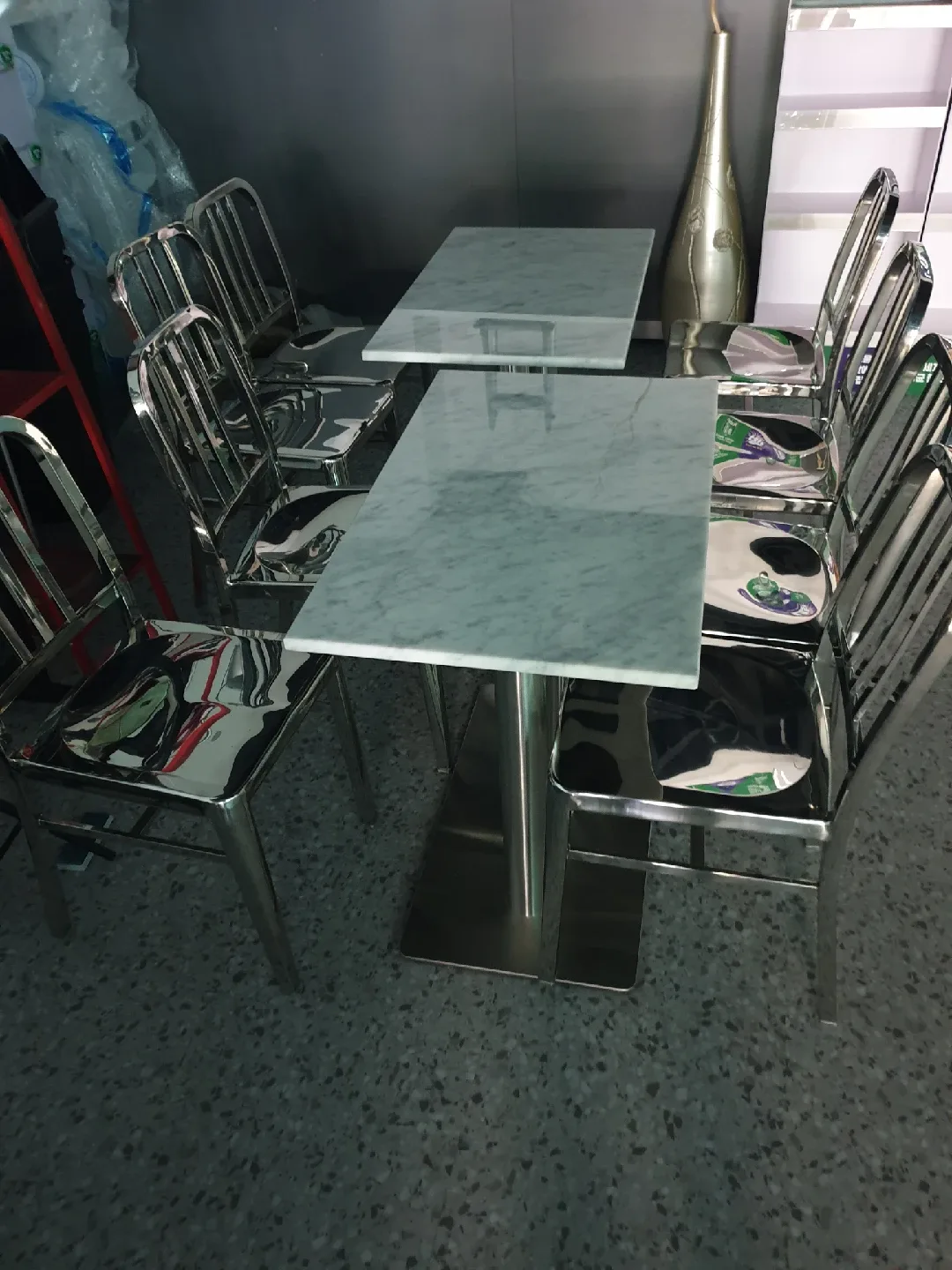 다양한 중고 테이블 및 의자