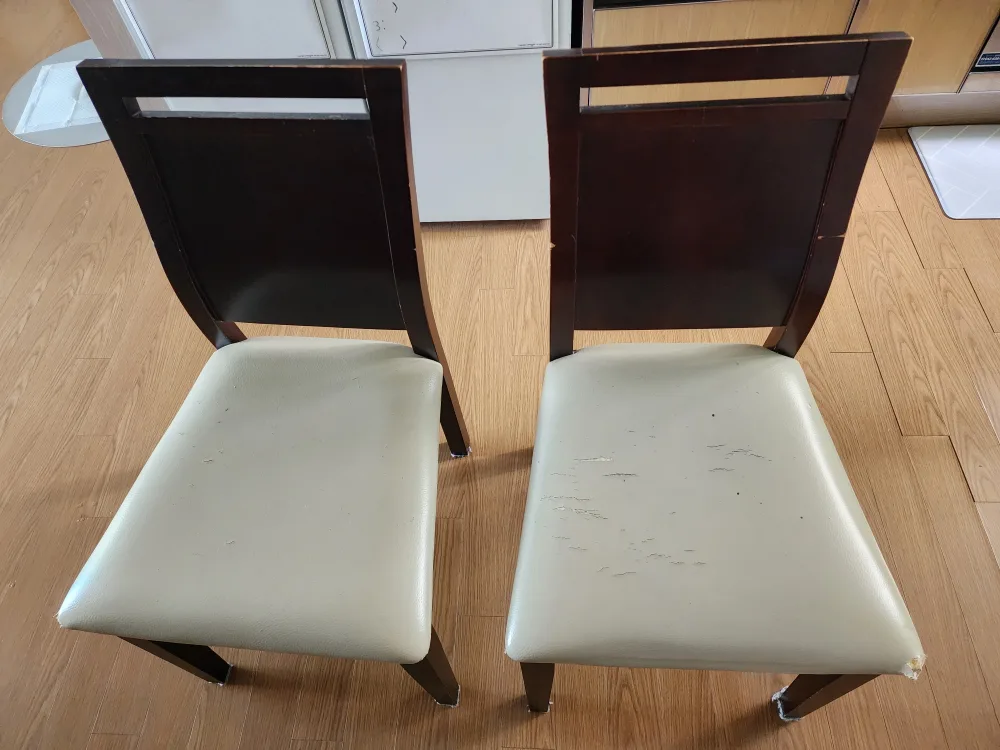 중고 나무 의자 2개