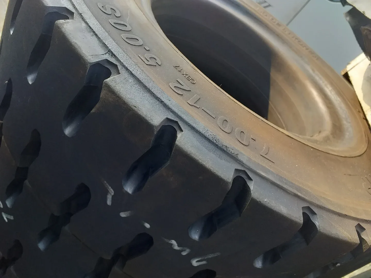 지게차용 중고통타이어 4개팝니다.