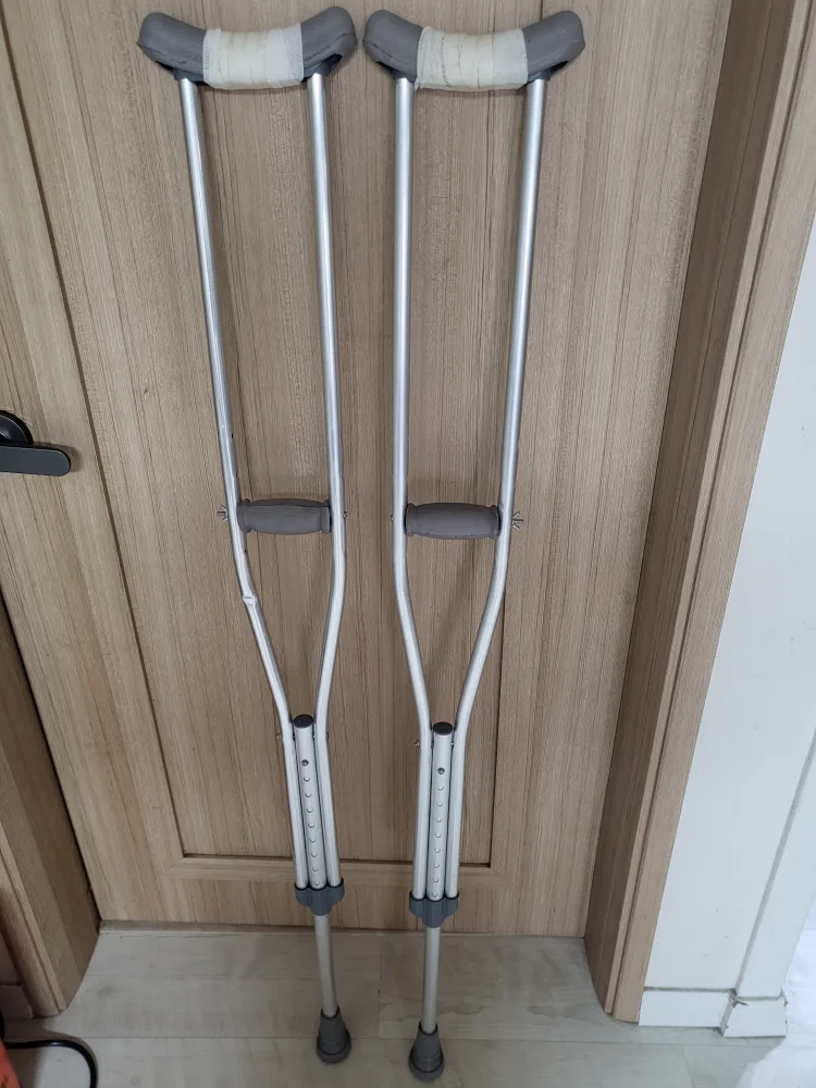 중고 목발 한 쌍