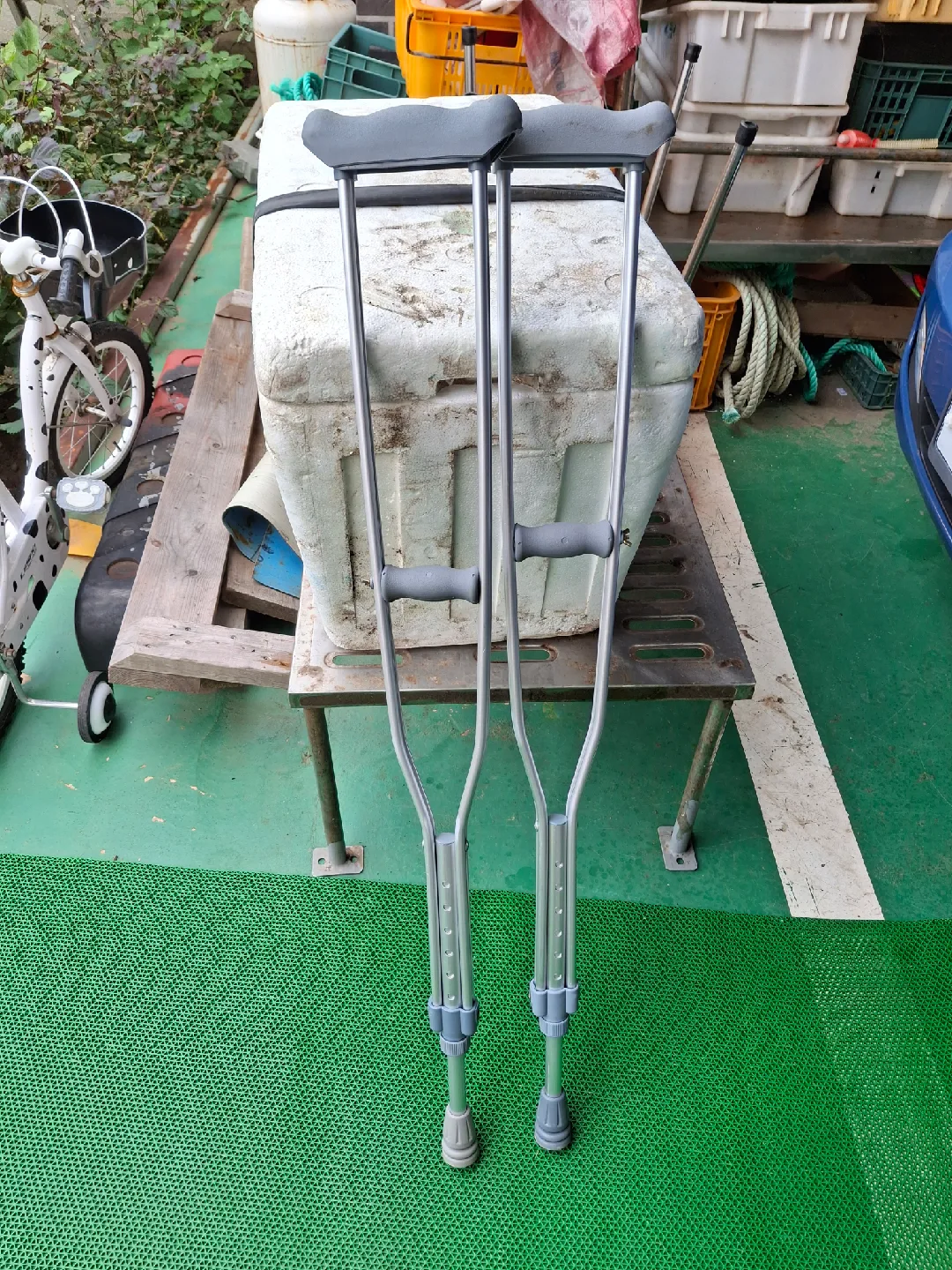 중고 목발 한 쌍