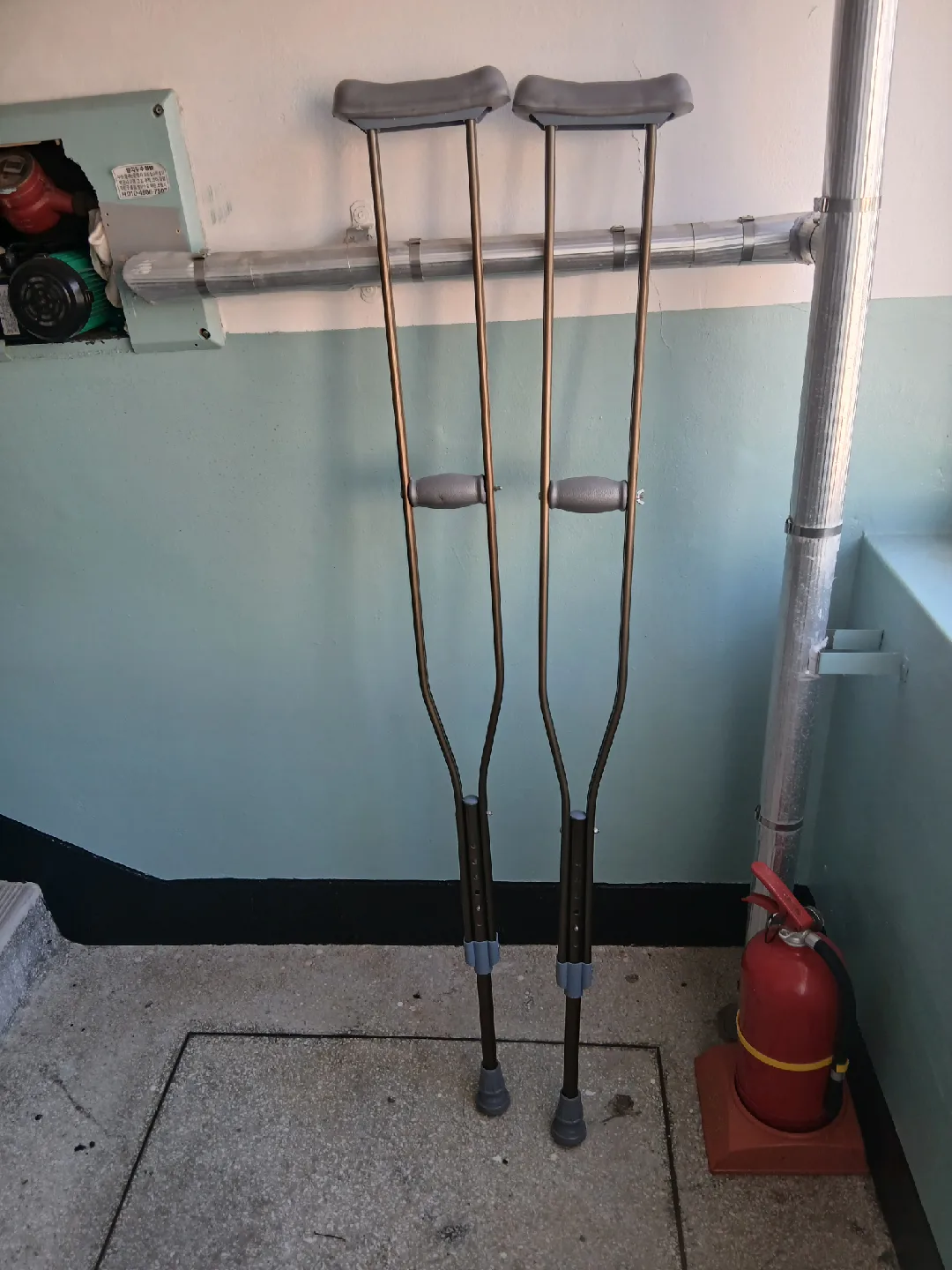 중고 목발 한 쌍