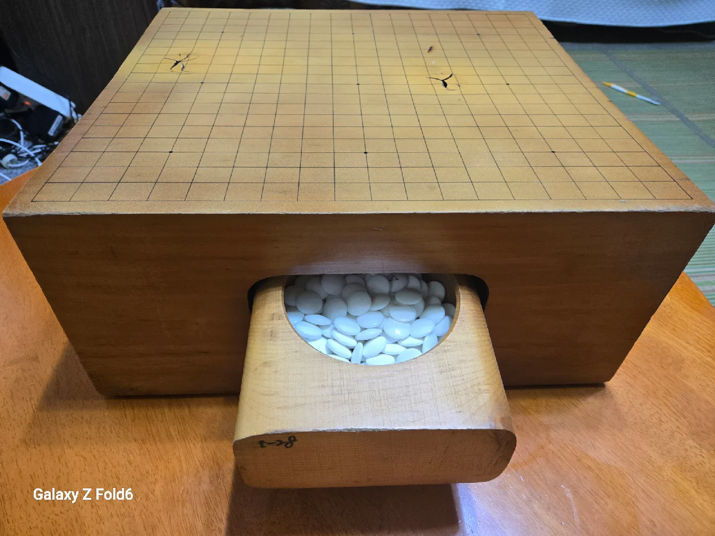 중고 바둑판 높이19cm사용감은 있지만 튼튼 함 흑돌 백돌 모두 있어요