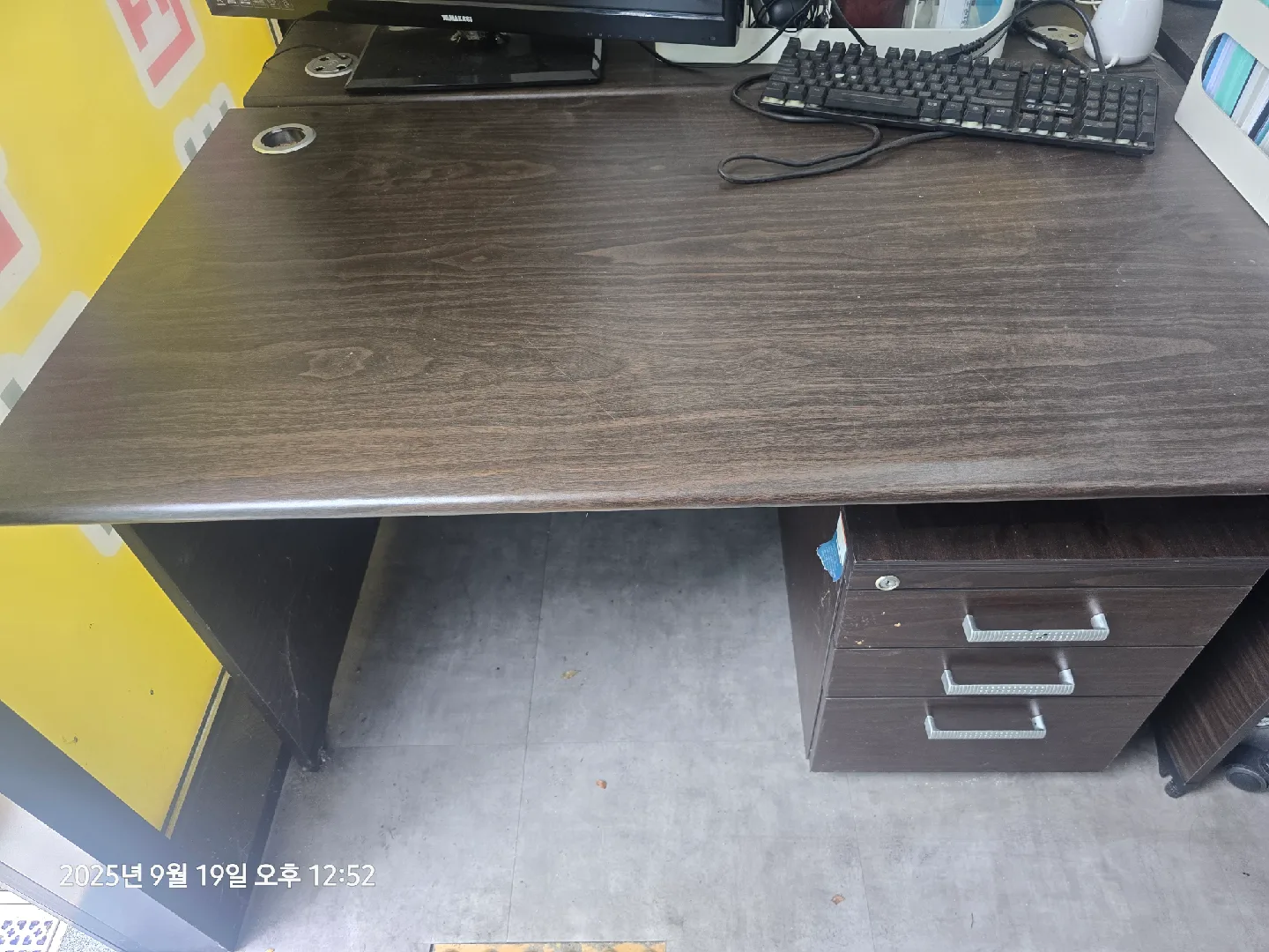 브라운 색상 중고 책상