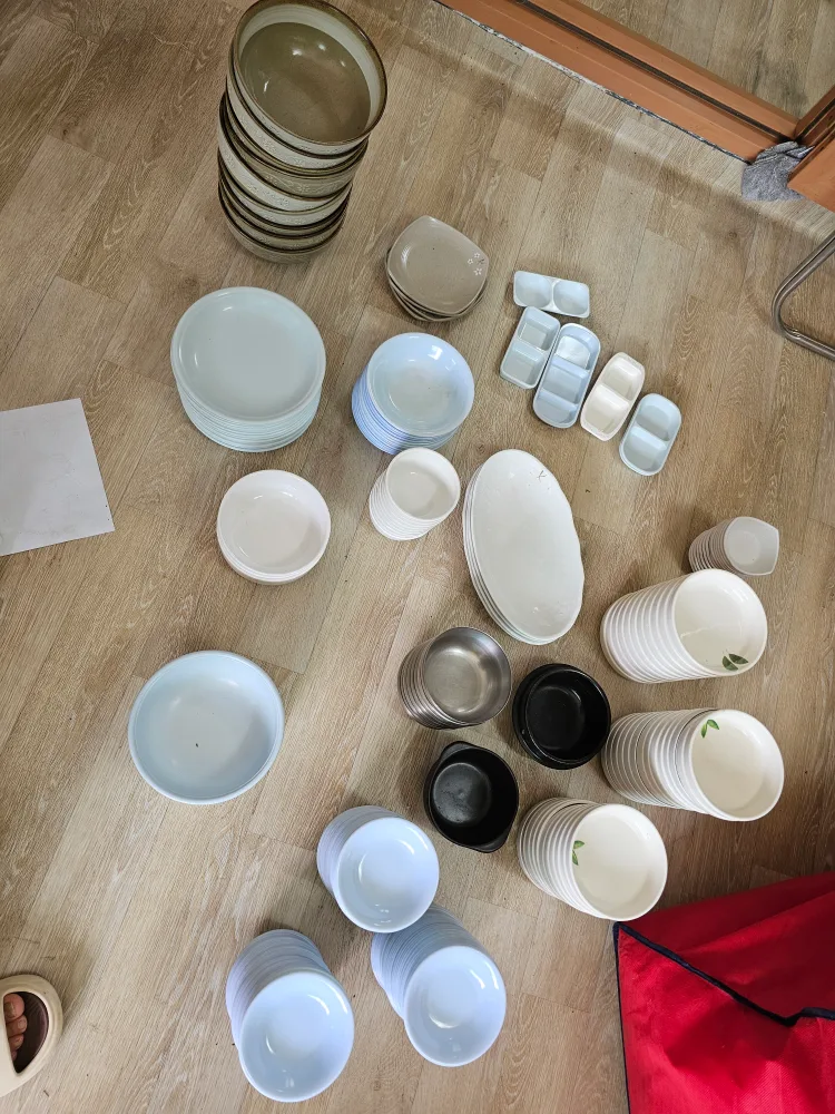 다양한 종류의 중고 식기 세트