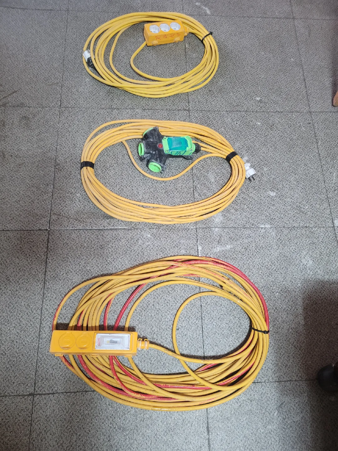 노란색 멀티 콘센트 연장선