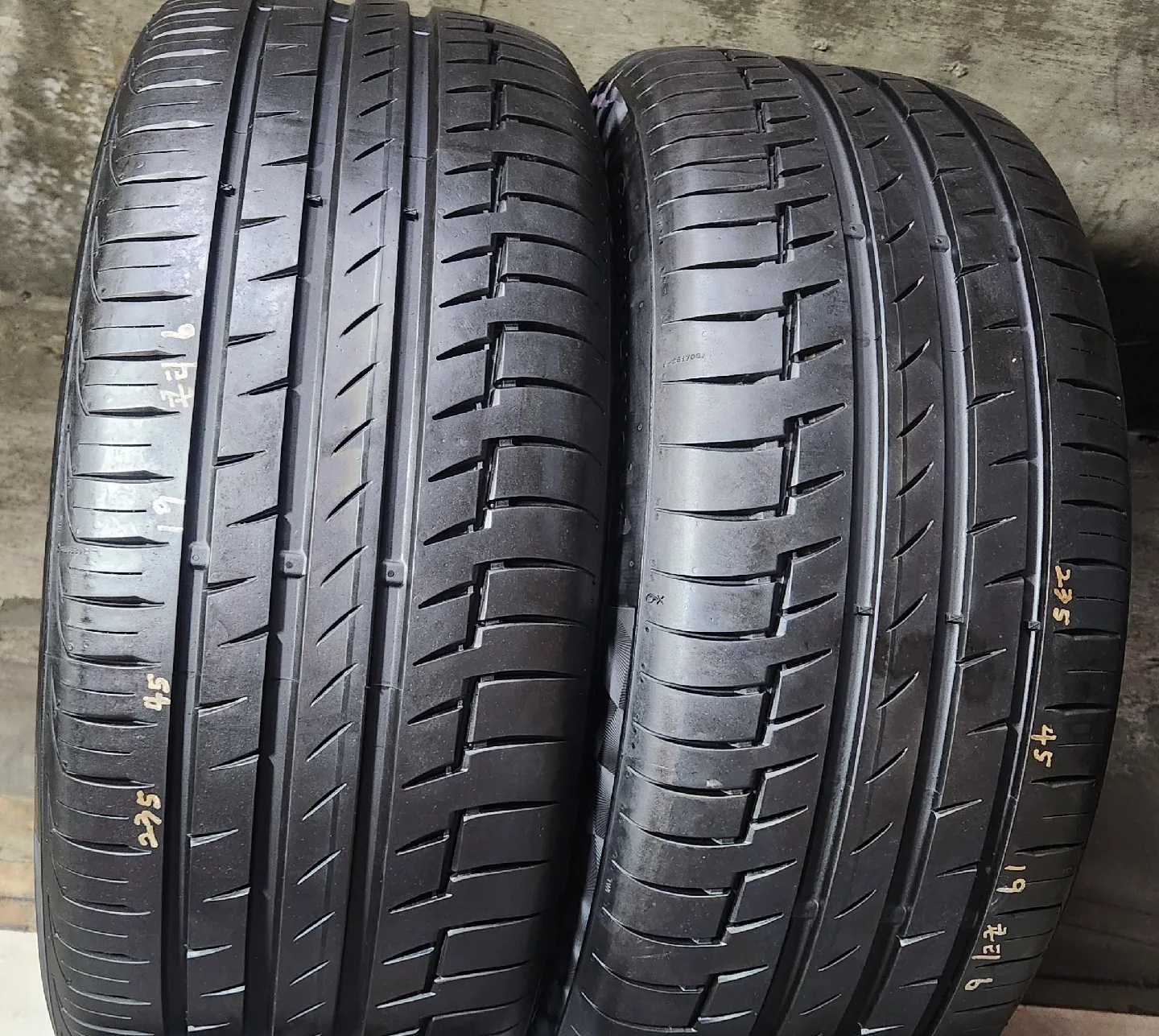 중고타이어 235 40 19(2개) 컨티넨탈6