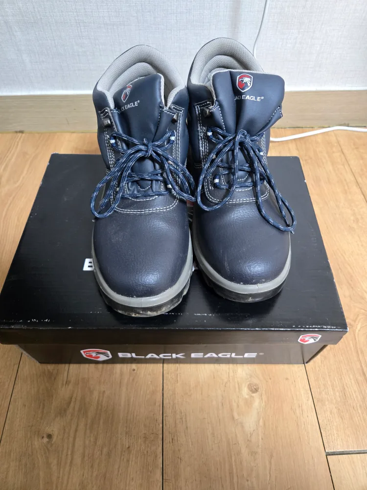 블랙이글 안전화 255중고 260새거