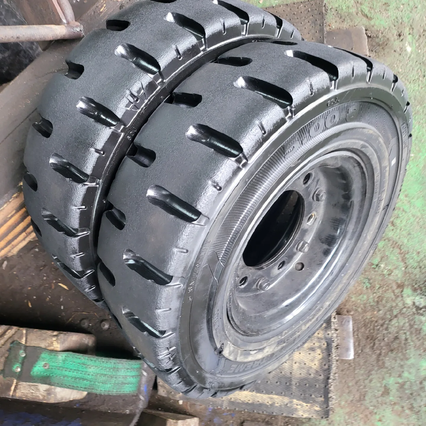 지게차용 중고 통타이어 6개팝니다