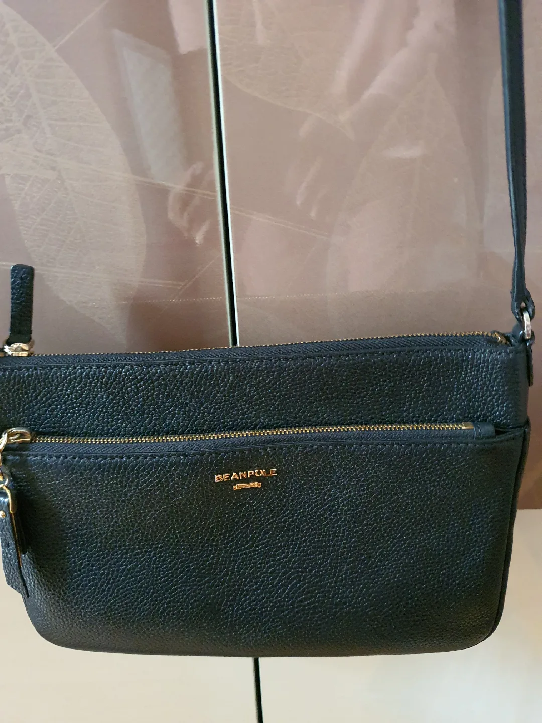 빈폴 블랙 가죽크로스백 새것같은 중고입니다