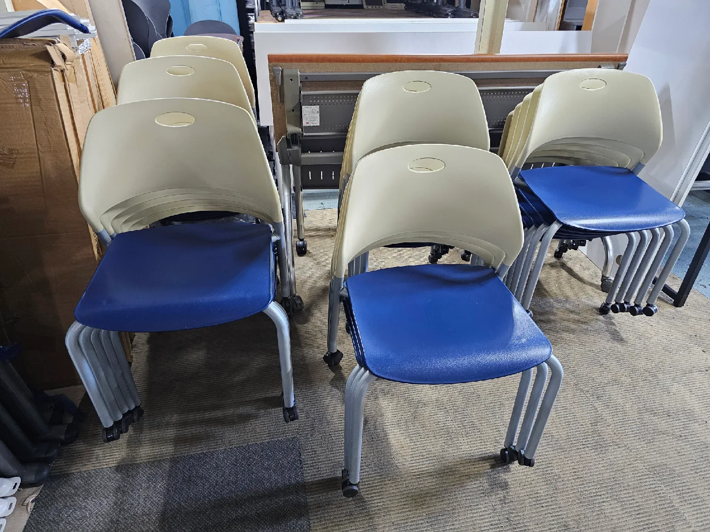 베이지색 의자 퍼시스가구 플라스틱 재질 바퀴이동식 중고