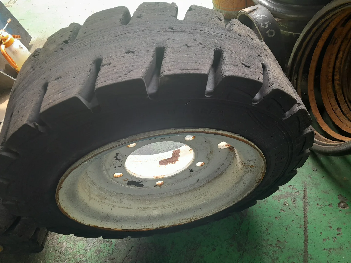 지게차용 중고통타이어 6개팝니다.